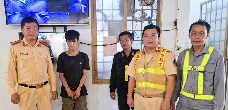 Tóm gọn thanh niên cắt trộm cáp dây điện ven cao tốc để bán mua ma túy- Ảnh 1. Tóm gọn thanh niên cắt trộm cáp dây điện ven cao tốc để bán mua ma túy- Ảnh 1.