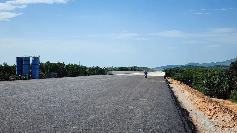 Ngắm cầu d&agrave;i nhất cao tốc Bắc - Nam qua Quảng Ng&atilde;i sắp về đ&iacute;ch- Ảnh 9.