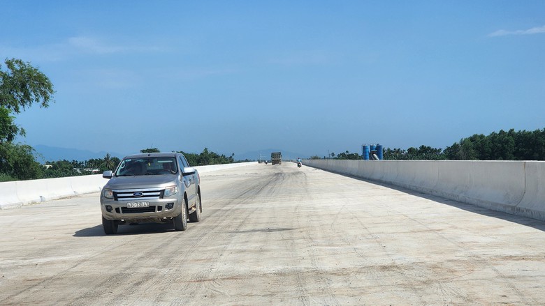 Ngắm cầu d&agrave;i nhất cao tốc Bắc - Nam qua Quảng Ng&atilde;i sắp về đ&iacute;ch- Ảnh 5.