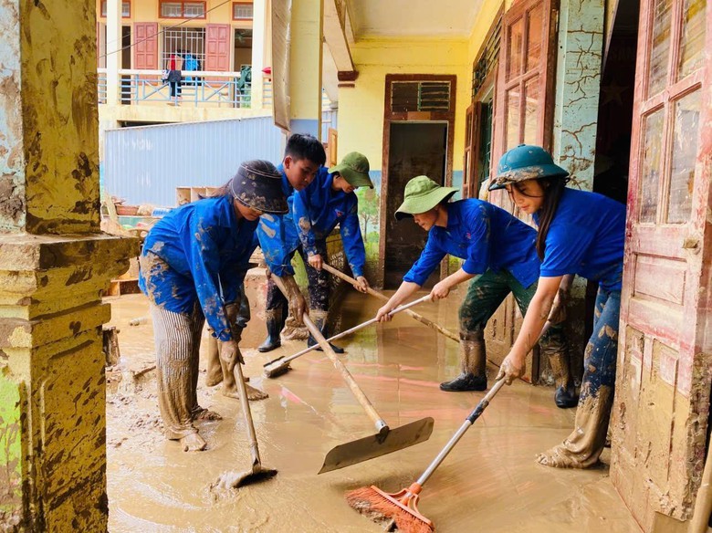 Cảm động thanh ni&ecirc;n t&igrave;nh nguyện gi&uacute;p người d&acirc;n Nghệ An khắc phục sau lũ- Ảnh 15.