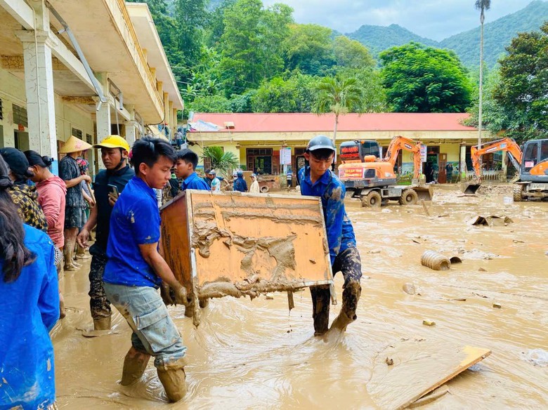Cảm động thanh ni&ecirc;n t&igrave;nh nguyện gi&uacute;p người d&acirc;n Nghệ An khắc phục sau lũ- Ảnh 16.