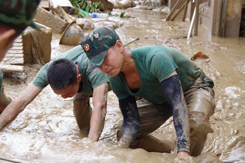 Cảm động thanh ni&ecirc;n t&igrave;nh nguyện gi&uacute;p người d&acirc;n Nghệ An khắc phục sau lũ- Ảnh 24.