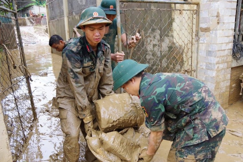 Cảm động thanh ni&ecirc;n t&igrave;nh nguyện gi&uacute;p người d&acirc;n Nghệ An khắc phục sau lũ- Ảnh 25.