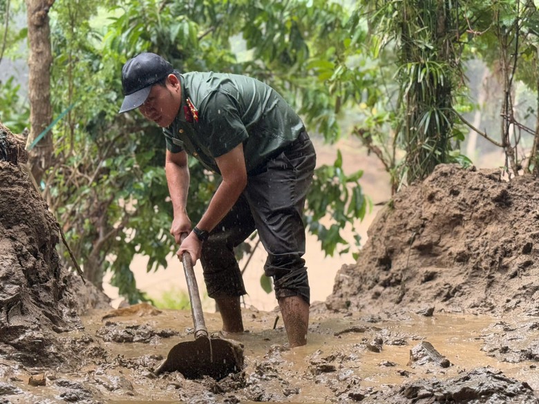 Cảm động thanh ni&ecirc;n t&igrave;nh nguyện gi&uacute;p người d&acirc;n Nghệ An khắc phục sau lũ- Ảnh 22.
