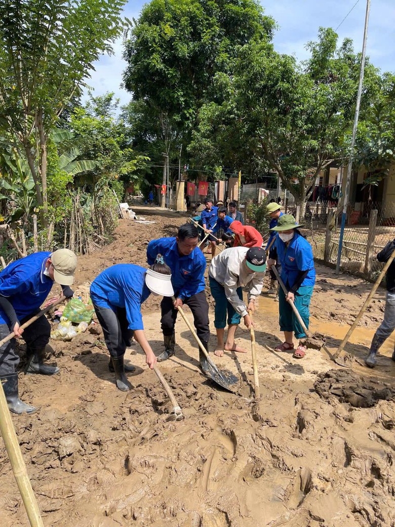 Cảm động thanh ni&ecirc;n t&igrave;nh nguyện gi&uacute;p người d&acirc;n Nghệ An khắc phục sau lũ- Ảnh 20.