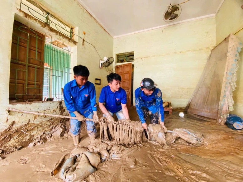 Cảm động thanh ni&ecirc;n t&igrave;nh nguyện gi&uacute;p người d&acirc;n Nghệ An khắc phục sau lũ- Ảnh 17.