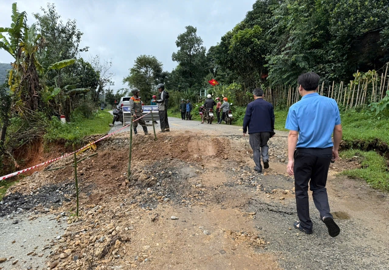 Quốc lộ 40B sạt lở nghiêm trọng, nhiều đoạn đứt gãy, sụt lún sâu cả mét- Ảnh 13. Quốc lộ 40B sạt lở nghiêm trọng, nhiều đoạn đứt gãy, sụt lún sâu cả mét- Ảnh 13.