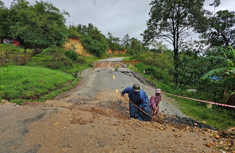 Quốc lộ 40B sạt lở nghiêm trọng, nhiều đoạn đứt gãy, sụt lún sâu cả mét- Ảnh 14. Quốc lộ 40B sạt lở nghiêm trọng, nhiều đoạn đứt gãy, sụt lún sâu cả mét- Ảnh 14.