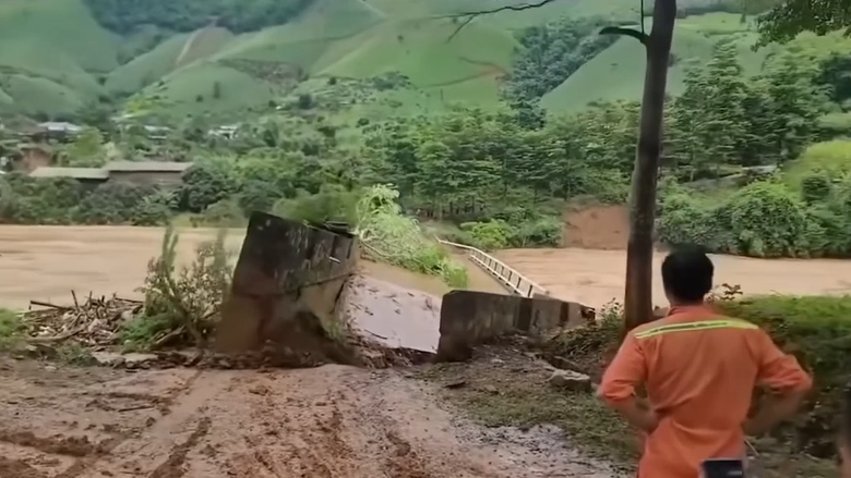 Sơn La: Lũ cuốn tr&ocirc;i cầu dẫn v&agrave;o Nh&agrave; m&aacute;y Thủy điện Nậm C&ocirc;ng 3A- Ảnh 1.