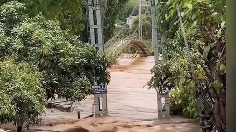 Sơn La: Lũ cuốn tr&ocirc;i cầu dẫn v&agrave;o Nh&agrave; m&aacute;y Thủy điện Nậm C&ocirc;ng 3A- Ảnh 2.