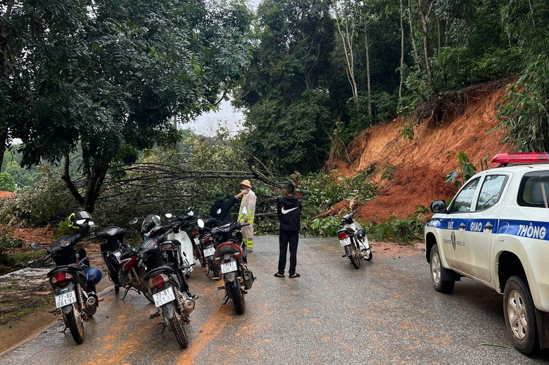 Điện Bi&ecirc;n: Đường v&agrave;o c&aacute;c bản bị sạt lở kh&oacute; khăn, nhiều điểm chưa tiếp cận được- Ảnh 2.