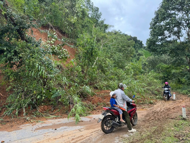Điện Bi&ecirc;n: Đường v&agrave;o c&aacute;c bản bị sạt lở kh&oacute; khăn, nhiều điểm chưa tiếp cận được- Ảnh 3.