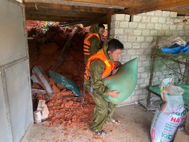 Điện Bi&ecirc;n: Hỗ trợ người d&acirc;n v&ugrave;ng sạt lở, lũ qu&eacute;t đến nơi an to&agrave;n- Ảnh 2.