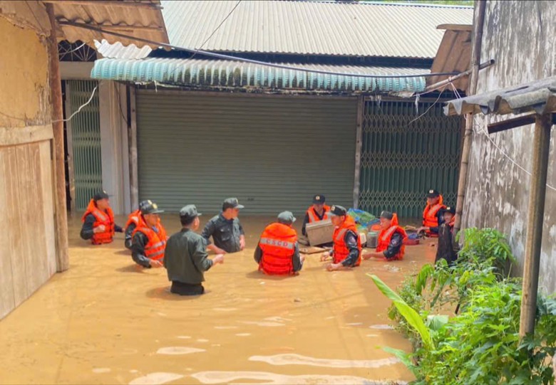 Công an Sơn La dầm mình, băng dòng nước xiết cứu người- Ảnh 3. Công an Sơn La dầm mình, băng dòng nước xiết cứu người- Ảnh 3.
