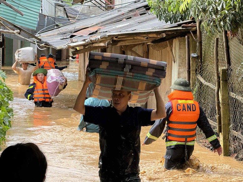 Công an Sơn La dầm mình, băng dòng nước xiết cứu người- Ảnh 6. Công an Sơn La dầm mình, băng dòng nước xiết cứu người- Ảnh 6.