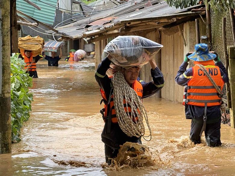 Công an Sơn La dầm mình, băng dòng nước xiết cứu người- Ảnh 5. Công an Sơn La dầm mình, băng dòng nước xiết cứu người- Ảnh 5.