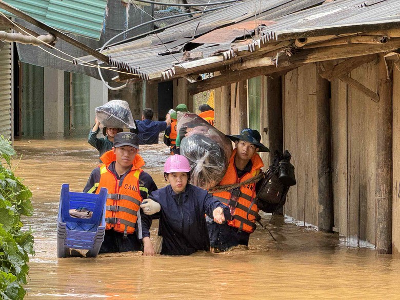 Công an Sơn La dầm mình, băng dòng nước xiết cứu người- Ảnh 8. Công an Sơn La dầm mình, băng dòng nước xiết cứu người- Ảnh 8.