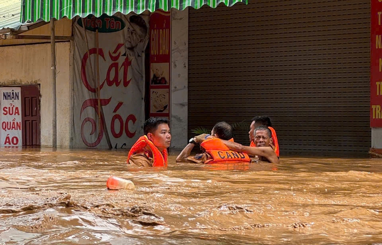 Công an Sơn La dầm mình, băng dòng nước xiết cứu người- Ảnh 9. Công an Sơn La dầm mình, băng dòng nước xiết cứu người- Ảnh 9.
