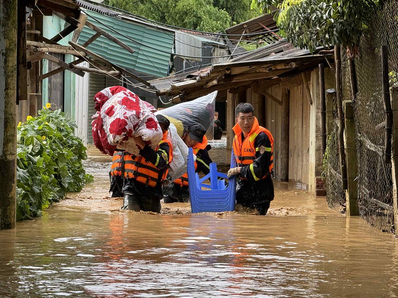 Công an Sơn La dầm mình, băng dòng nước xiết cứu người- Ảnh 4. Công an Sơn La dầm mình, băng dòng nước xiết cứu người- Ảnh 4.