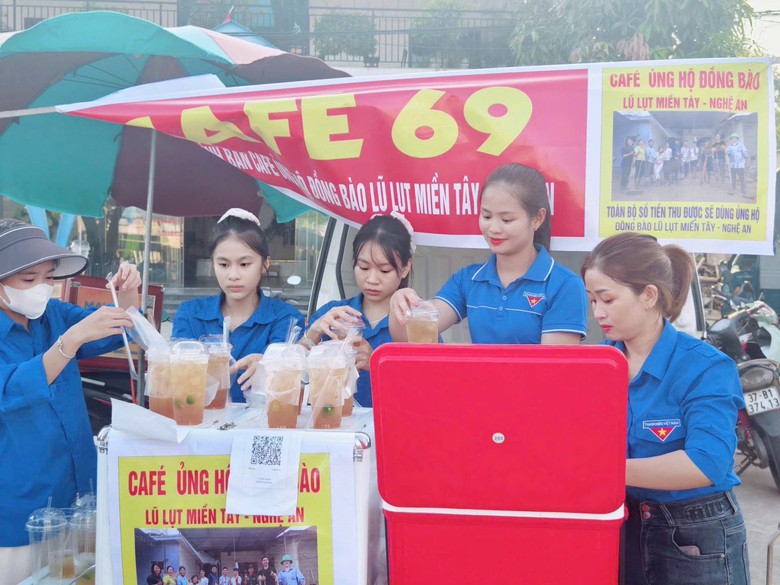 Cảm động thanh ni&ecirc;n t&igrave;nh nguyện gi&uacute;p người d&acirc;n Nghệ An khắc phục sau lũ- Ảnh 13.