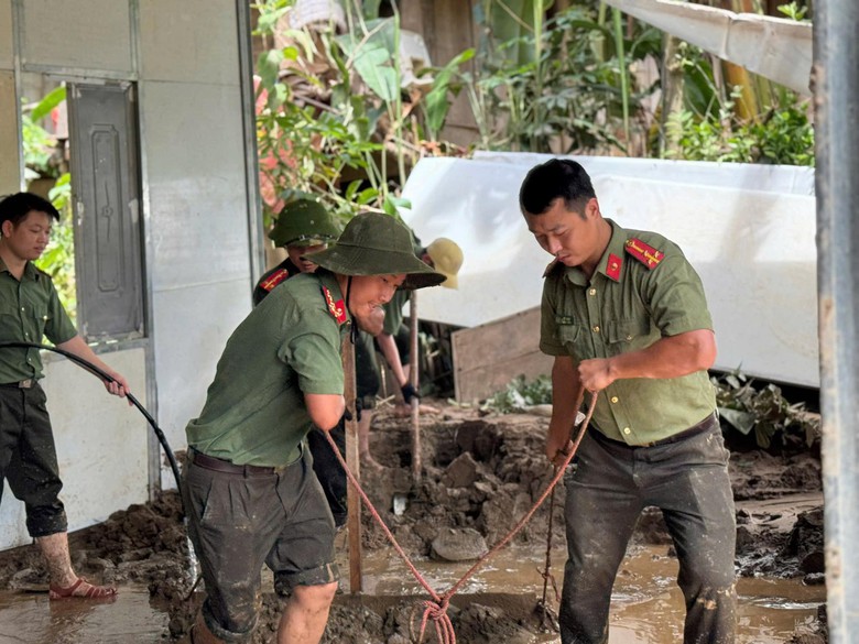 Cảm động thanh ni&ecirc;n t&igrave;nh nguyện gi&uacute;p người d&acirc;n Nghệ An khắc phục sau lũ- Ảnh 23.