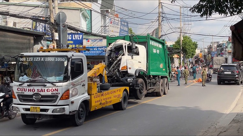 Va chạm với xe cứu hộ k&eacute;o theo xe r&aacute;c, người đ&agrave;n &ocirc;ng đi xe m&aacute;y tử vong- Ảnh 1.