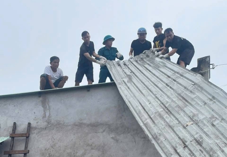 TP.HCM: Hỗ trợ kịp thời 5 hộ d&acirc;n bị d&ocirc;ng lốc tốc m&aacute;i nh&agrave;, hư hỏng t&agrave;i sản ở Ph&uacute; Mỹ- Ảnh 1.