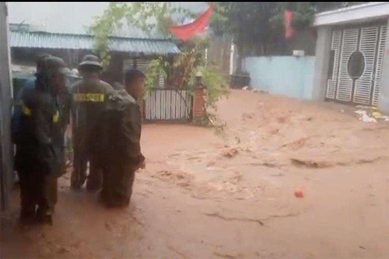 Điện Bi&ecirc;n: Hỗ trợ người d&acirc;n v&ugrave;ng sạt lở, lũ qu&eacute;t đến nơi an to&agrave;n- Ảnh 4.