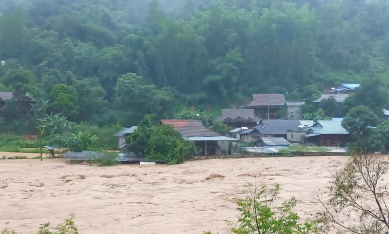 Điện Bi&ecirc;n: Thủy điện xả lũ, sơ t&aacute;n khẩn cấp người d&acirc;n đến nơi an to&agrave;n- Ảnh 2.