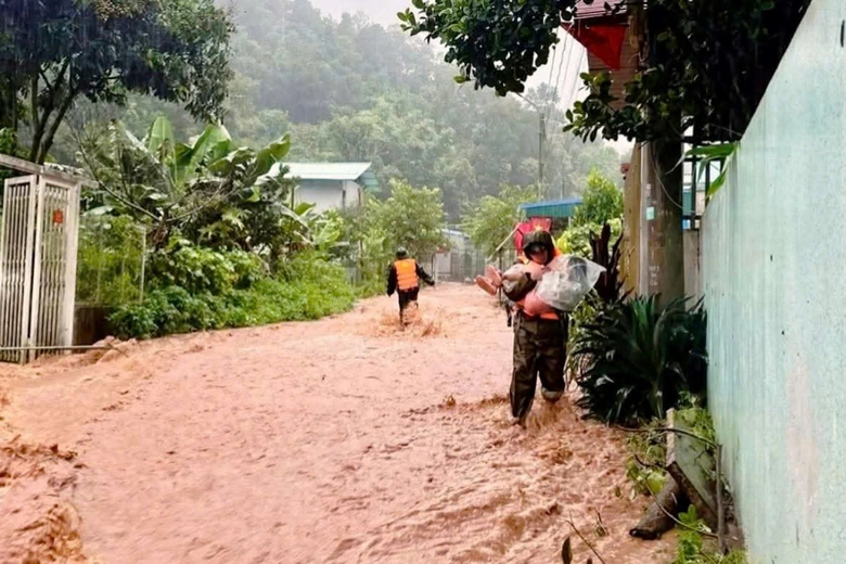 Điện Bi&ecirc;n: Hỗ trợ người d&acirc;n v&ugrave;ng sạt lở, lũ qu&eacute;t đến nơi an to&agrave;n- Ảnh 3.