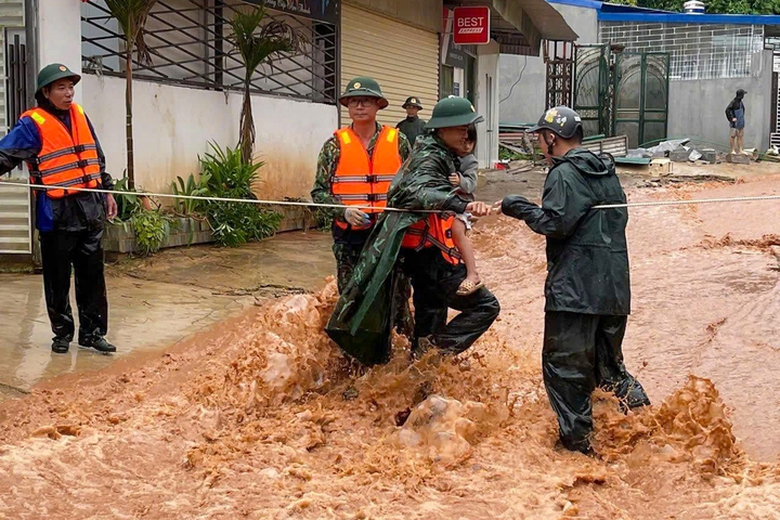 Mưa lũ tại Điện Bi&ecirc;n: Tập trung t&igrave;m kiếm người mất t&iacute;ch, khắc phục c&aacute;c tuyến đường sạt lở- Ảnh 1.