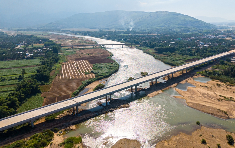 Ngắm cầu d&agrave;i nhất cao tốc Bắc - Nam qua Quảng Ng&atilde;i sắp về đ&iacute;ch- Ảnh 3.