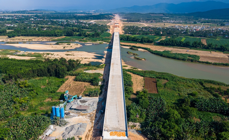 Ngắm cầu d&agrave;i nhất cao tốc Bắc - Nam qua Quảng Ng&atilde;i sắp về đ&iacute;ch- Ảnh 2.