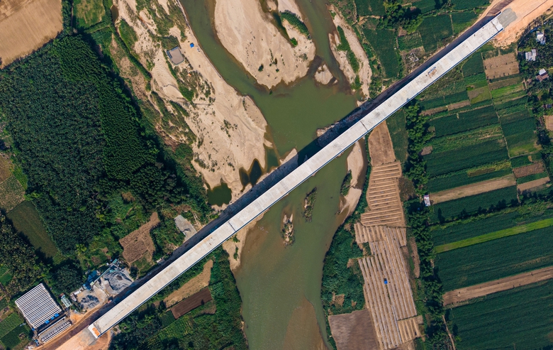 Ngắm cầu d&agrave;i nhất cao tốc Bắc - Nam qua Quảng Ng&atilde;i sắp về đ&iacute;ch- Ảnh 7.