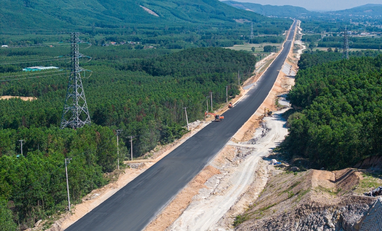 Ngắm cầu d&agrave;i nhất cao tốc Bắc - Nam qua Quảng Ng&atilde;i sắp về đ&iacute;ch- Ảnh 12.