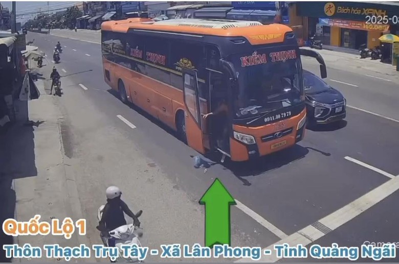 C&ocirc;ng an Quảng Ng&atilde;i v&agrave;o cuộc l&agrave;m r&otilde; xe kh&aacute;ch dừng đ&egrave;n đỏ l&ugrave;a r&aacute;c xuống đường- Ảnh 1.