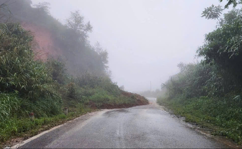 Quốc lộ 40B sạt lở nghiêm trọng, nhiều đoạn đứt gãy, sụt lún sâu cả mét- Ảnh 12. Quốc lộ 40B sạt lở nghiêm trọng, nhiều đoạn đứt gãy, sụt lún sâu cả mét- Ảnh 12.