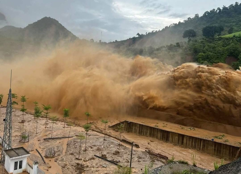 Điện Bi&ecirc;n: Thủy điện xả lũ, sơ t&aacute;n khẩn cấp người d&acirc;n đến nơi an to&agrave;n- Ảnh 1.