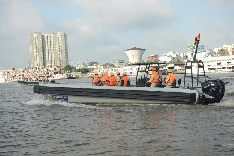 C&ocirc;ng an TP.HCM ra qu&acirc;n cao điểm trấn &aacute;p tội phạm tr&ecirc;n đường thủy- Ảnh 7.