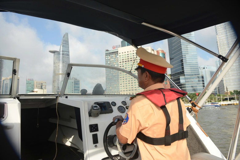 C&ocirc;ng an TP.HCM ra qu&acirc;n cao điểm trấn &aacute;p tội phạm tr&ecirc;n đường thủy- Ảnh 5.