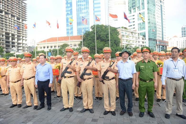 C&ocirc;ng an TP.HCM ra qu&acirc;n cao điểm trấn &aacute;p tội phạm tr&ecirc;n đường thủy- Ảnh 2.