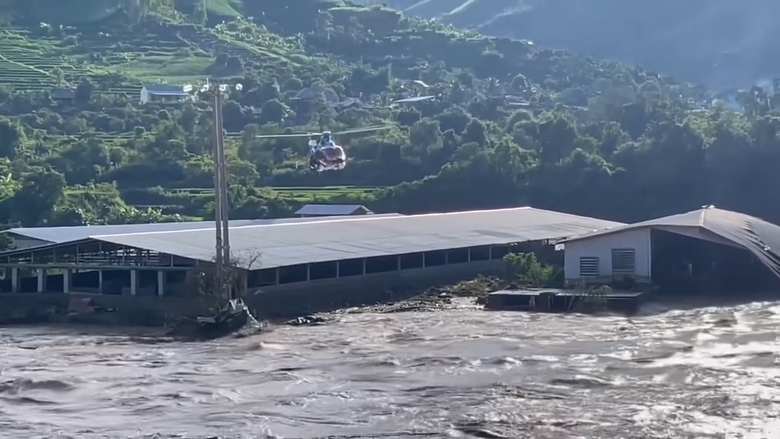 Trực thăng giải cứu 8 người dân bị cô lập do mưa lũ ở Sơn La- Ảnh 1. Trực thăng giải cứu 8 người dân bị cô lập do mưa lũ ở Sơn La- Ảnh 1.