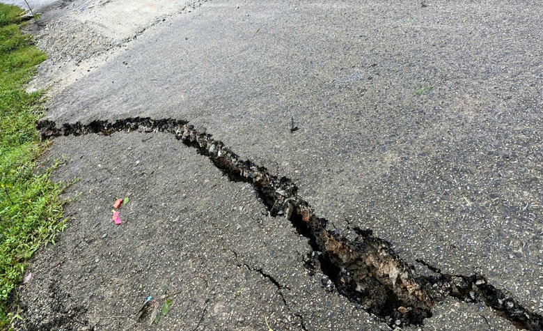 Quốc lộ 40B sạt lở nghiêm trọng, nhiều đoạn đứt gãy, sụt lún sâu cả mét- Ảnh 11. Quốc lộ 40B sạt lở nghiêm trọng, nhiều đoạn đứt gãy, sụt lún sâu cả mét- Ảnh 11.