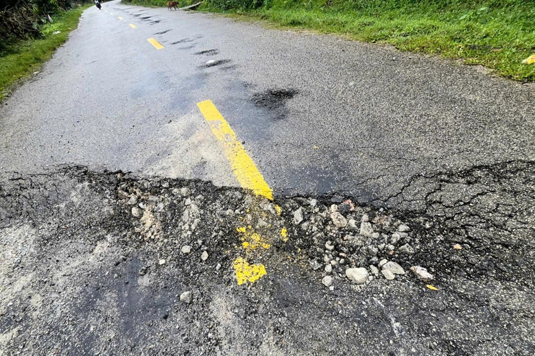 Quốc lộ 40B sạt lở nghiêm trọng, nhiều đoạn đứt gãy, sụt lún sâu cả mét- Ảnh 10. Quốc lộ 40B sạt lở nghiêm trọng, nhiều đoạn đứt gãy, sụt lún sâu cả mét- Ảnh 10.