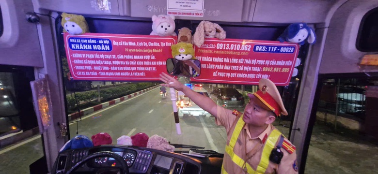 CSGT Cao Bằng tăng cường ph&ograve;ng ngừa tai nạn giao th&ocirc;ng xe kh&aacute;ch m&ugrave;a mưa b&atilde;o- Ảnh 1.