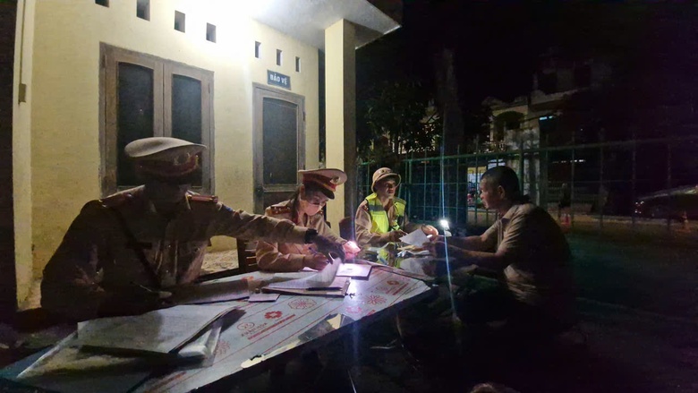 CSGT Cao Bằng tăng cường ph&ograve;ng ngừa tai nạn giao th&ocirc;ng xe kh&aacute;ch m&ugrave;a mưa b&atilde;o- Ảnh 4.