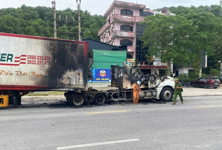 Xe container bốc cháy ngùn ngụt trên quốc lộ 1 đoạn qua Hà Tĩnh- Ảnh 1. Xe container bốc cháy ngùn ngụt trên quốc lộ 1 đoạn qua Hà Tĩnh- Ảnh 1.
