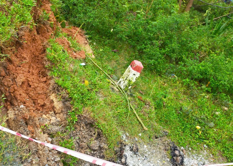 Quốc lộ 40B sạt lở nghiêm trọng, nhiều đoạn đứt gãy, sụt lún sâu cả mét- Ảnh 7. Quốc lộ 40B sạt lở nghiêm trọng, nhiều đoạn đứt gãy, sụt lún sâu cả mét- Ảnh 7.