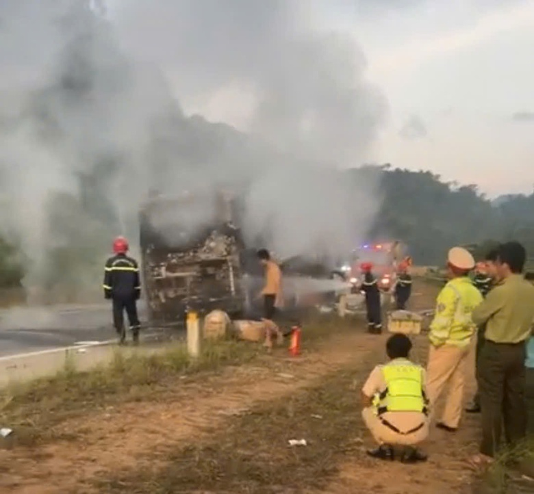 Huế: Ô tô chở 24 khách bất ngờ bốc cháy trên cao tốc La Sơn - Túy Loan- Ảnh 2. Huế: Ô tô chở 24 khách bất ngờ bốc cháy trên cao tốc La Sơn - Túy Loan- Ảnh 2.