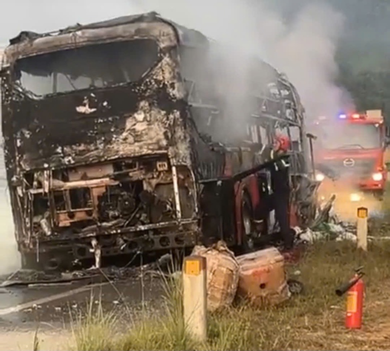 Huế: Ô tô chở 24 khách bất ngờ bốc cháy trên cao tốc La Sơn - Túy Loan- Ảnh 1. Huế: Ô tô chở 24 khách bất ngờ bốc cháy trên cao tốc La Sơn - Túy Loan- Ảnh 1.